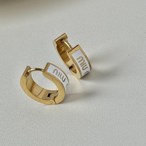 Elegante 18 Karat vergoldete Ohrstecker mit <span class=keywords><strong>M</strong></span>-Buchstabe, schlichter sommerlicher geometrischer Ohrschmuck für Damen, Kreolen im Luxusdesign - Product Image 2