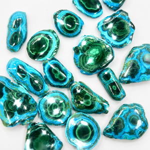 Cristal de malaquita natural en forma de cabujón, gema irregular pulida de color verde, piedra suelta para la elaboración de joyas, 20-30 mm - Product Image 1