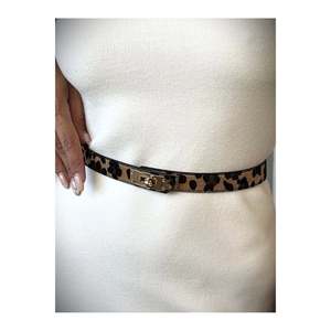 Ceinture élastique fine pour femme à imprimé léopard avec boucle à verrouillage automatique, ceinture en tissu polyester pour robe et pantalon - Product Image 1