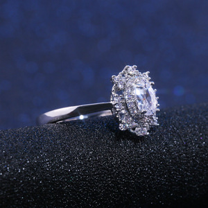 Anello minimalista a quattro punte per donna, design scintillante intarsiato, gioielli eleganti e alla moda - Product Image 2