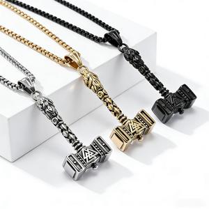 Pendentif unique en acier titane, marteau de Thor, style rétro, mythologie nordique, viking, collier hip-hop pour homme, yunnique. - Product Image 1