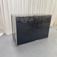 Bar moderne en acier inoxydable avec intérieur en acrylique noir et comptoir en verre trempé, adapté aux mariages, aux hôtels, aux fêtes