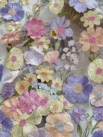 Direkt vom Hersteller: Mehrfarbiger 3D-Doppelseitiger Positionierungs-Stickerei-Spitzenstoff; 100% Polyester Blumenmuster Hochzeitsstoff