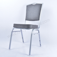 Chaise de banquet en similicuir gris de qualité commerciale, personnalisable, avec structure en métal argenté, empilable, pour usage hôtelier et événementiel