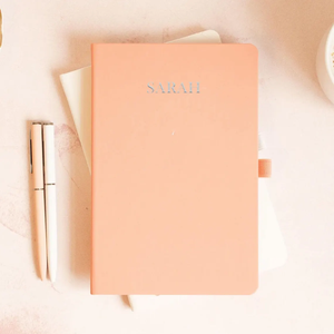 Journal personnalisé en similicuir corail A5, carnet personnalisé avec nom et initiales, livre <span class=keywords><strong>d</strong></span>'écriture avec stylo, cadeau pour les notes quotidiennes, l'étude - Product Image 1
