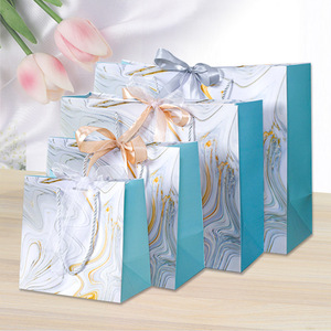 Poignée de ruban de luxe Emballage de magasinage de boutique Sacs cadeaux en papier fourre-tout européens imprimés personnalisés avec logo - Product Image 2
