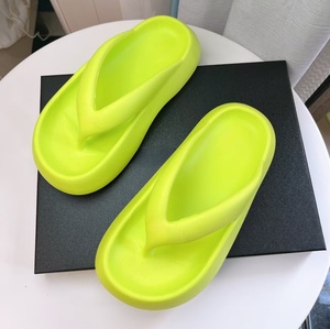 Sandalias de plataforma con cuña y estilo slip-on para mujer, marca Dopaminer, con suela de EVA que brinda sensación de nube, ideales para usar en casa y en la playa. - Product Image 6