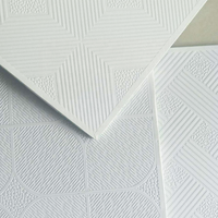 Dalles de plafond suspendu en plâtre, motifs artistiques variés, panneaux décoratifs intérieurs pour projets de villas (vente en gros)