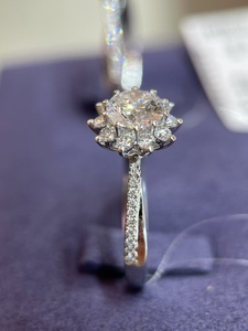 Bague de fiançailles en platine avec pierre principale de 1 carat |   Bagues en PT950 avec diamants de laboratoire taille ronde sertis à griffes - Product Image 2