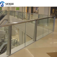 Rampe de balcon extérieur au design moderne Main courante simple pour le pont Villa Mall avec des matériaux en PVC disponibles en aluminium