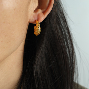Pendientes con forma de C en forma de media luna, chapados en oro de 18 quilates, joyería de moda de acero y titanio para mujer, diseño elegante de luna EH29 - Product Image 2
