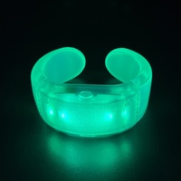 Nouveau bracelet lumineux LED télécommandé rechargeable avec logo personnalisé, idéal pour les festivals de musique et les concerts