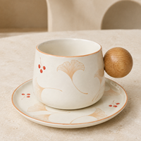 Ensemble tasse à café et soucoupe en porcelaine Ginkgo 325 ml avec poignée en bois, motif feuille et baies, emballé en coffret cadeau, sans BPA, sans danger pour les aliments, vaisselle élégante