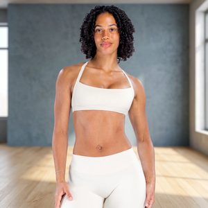 Soutien-gorge de sport blanc pour femme avec col halter et design à encolure carrée pour l'entraînement - Product Image 4