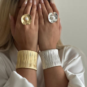 <span class=keywords><strong>Bracelet</strong></span> Manchette Épaisse Géométrique Irrégulière en Alliage Minimaliste pour Femme, Style Personnel et Tendance, Idéal pour la Vente en Gros - Product Image 3