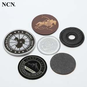 Tùy chỉnh thiết kế <span class=keywords><strong>2025</strong></span> jeans da mới các bản vá lỗi chất lượng tốt giá thấp Debossed may trong <span class=keywords><strong>PU</strong></span> da khắc nhãn - Product Image 1