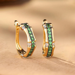 Boucles d'oreilles créoles vertes pour femmes, design simple, accessoires d'oreille pour usage quotidien - Product Image 3