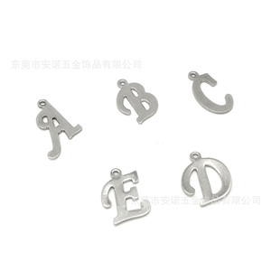 Etiquetas colgantes de acero inoxidable con letras del alfabeto A-Z, grosor de 0.8 mm, para pulseras, collares y accesorios de joyería. - Product Image 4