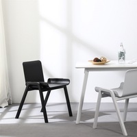 Chaise empilable de salle à manger en plastique PP orange, élégante et unique, de la marque Boconcept
