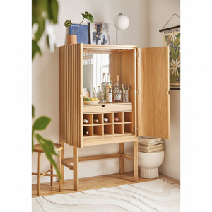 Mueble Bar de madera de roble claro de pata alta con respaldo de espejo de rejilla y almacenamiento de vino, disponible a precios al por mayor. - Product Image 1