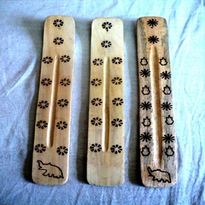 Diseños de mezcla de madera tallada con mango quemado, soportes para varitas de incienso, quemadores de incienso, proveedor mayorista de India - Product Image 1