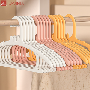 Cintres en plastique pour enfants Lavinia, antidérapants, colorés, en gros, cintres pour bébés, cintres en plastique pour vêtements - Product Image 1