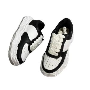 Zapatillas de cuero blancas y negras para mujer y hombre, de malla, casuales, cómodas, sin cordones, térmicas, de caña baja, para skateboarding, a la moda, deportivas. - Product Image 1