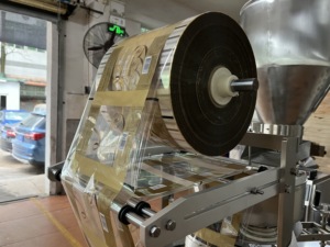 Máquina Automática de Envasado Vertical de Gránulos <span class=keywords><strong>para</strong></span> Bombones, Dulces de Chocolate, Golosinas con Taza Medidora - Product Image 4