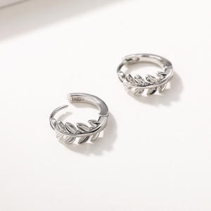 Orecchini a Cerchio in Oro Bianco, Argento 925, Design Vegetale, Stile Minimalista, Gioielli da Donna per Uso Quotidiano - Product Image 3