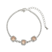 Bracelet Géométrique Trois Pierres Carrées en Laiton Plaqué Or Blanc 14K avec Pavé de Zircone Cubique 5A, Style Chic de Bureau pour Femme, Vente en Gros, Bracelet Tendance