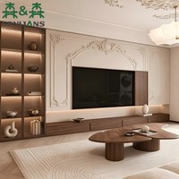 Meuble TV mural sur mesure de style néoclassique français avec détails sculptés et rangement modulaire