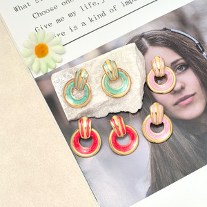 Pendientes de tuerca brillantes multielementos de flor metálica de acero de titanio americano europeo, acero inoxidable versátil Retro personalizado - Product Image 2