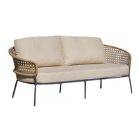Ensemble de meubles de balcon et de patio en rotin naturel, canapé deux places, fauteuils, table basse ovale, tables d'appoint, coussin beige, pieds en métal