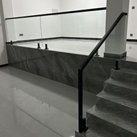 Rampe d'escalier en verre trempé et métal durable pour villa moderne de luxe léger