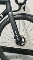 Carbon-Rennrad Leichtgewichtiger Luftfahrtrahmen Premium-Gangschaltung Scheibenbremse Großhandel Pendler-Fahrrad