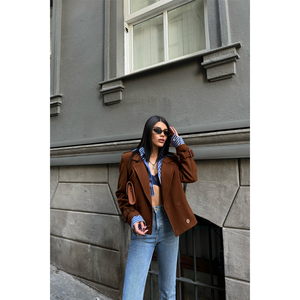 Chaqueta Corta de Cachemira para Mujer en Color Marrón con 4 Botones - Product Image 5