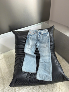 بنطلون جينز رجالي بقصة واسعة من الأسفل (Boot Cut) بخصر عالٍ، مناسب للصيف، بتصميم كاجوال، مع تأثيرات تآكل خفيفة وقماش أصلي متدرج اللون. - Product Image 6
