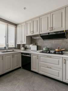 Gabinetes de cocina americanos modernos, acabado de laca blanca, encimeras de cuarzo negro, diseño con vista al río - Product Image 3