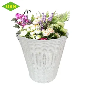 Organizador de almacenamiento de flores personalizado encantador redondo decorativo tejido de ratán cestas de basura de plástico con asas de metal