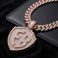 Collier pendentif lettre en argent sterling 925 haute brillance, entièrement serti de moissanite, avec design bouclier personnalisé pour le rap et les sorties nocturnes