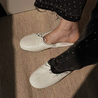 Chaussures plates pour femmes 2026 en cuir de vachette plissé blanc laiteux, avec surpiqûres centrales et lacets élastiques, style décontracté polyvalent