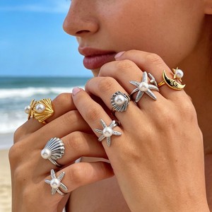 Bague ouverte ajustable tendance en acier inoxydable plaqué or avec incrustation de perles et coquillages étoile de mer, collection marine, bijoux pour femme - Product Image 1