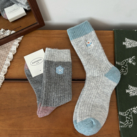 Chaussettes d'hiver en laine de haute qualité pour femmes, mi-mollet, avec motif brodé mignon, idéales pour Noël, vente en gros
