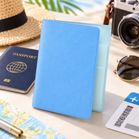 Étui Porte-Passeport en Cuir PU Souple avec Poche Intérieure Transparente et Emplacement pour Carte d'Embarquement – Idéal pour les Voyages et Vacances – Couleurs Personnalisables – Vente en Gros OEM