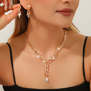 Conjunto de Collar y Pendientes de Lujo Ligero Europeo y Americano con Diseño de Espiga Dorada, Accesorios de Moda Versátiles para Vestido de Novia con Pedrería - Product Image 1