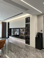 Mueble de TV Moderno con Puertas y Cajones de Vidrio, Estantes Abiertos Blancos sin Tiradores con LED para Sala de Estar