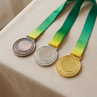 Médailles de sport en métal plaqué or gravées sur mesure à prix abordable 2026 pour la course, la natation, le football, la boxe avec ruban doré