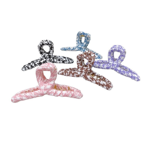 Pince à cheveux en plastique à motif pied-de-poule enveloppée de tissu Angelina 11 cm, accessoire pour femmes - Product Image 1