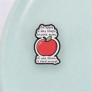Broche en métal avec <span class=keywords><strong>citation</strong></span> originale, motif pomme rouge brillante de dessin animé, avec phrase ludique anti-<span class=keywords><strong>proverbe</strong></span>, pour les fans de mèmes <span class=keywords><strong>et</strong></span> les amateurs de loisirs, idéale comme cadeau - Product Image 3
