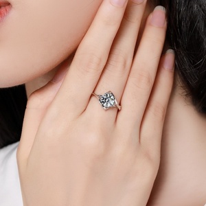 Anello di Fidanzamento NORELLE da Donna in Argento Sterling S925 Placcato Oro 18K con Moissanite a Forma di Cuore e Bacio d'Angelo - Product Image 4